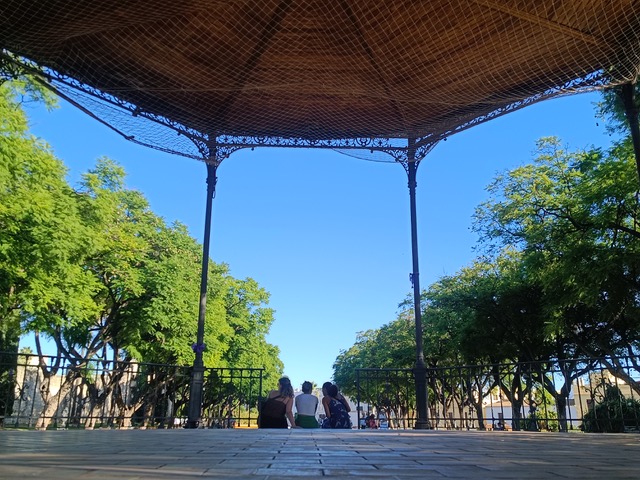 Sharing secrets on la plaza, Jerez de la Frontera. Photo © Karethe Linaae